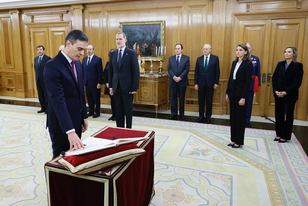 Pedro Sánchez promete ante el Rey su cargo como Presidente del Gobierno. 