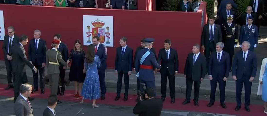 El rey saluda a los presidentes autonómicos en el desfile del 12 de octubre. 