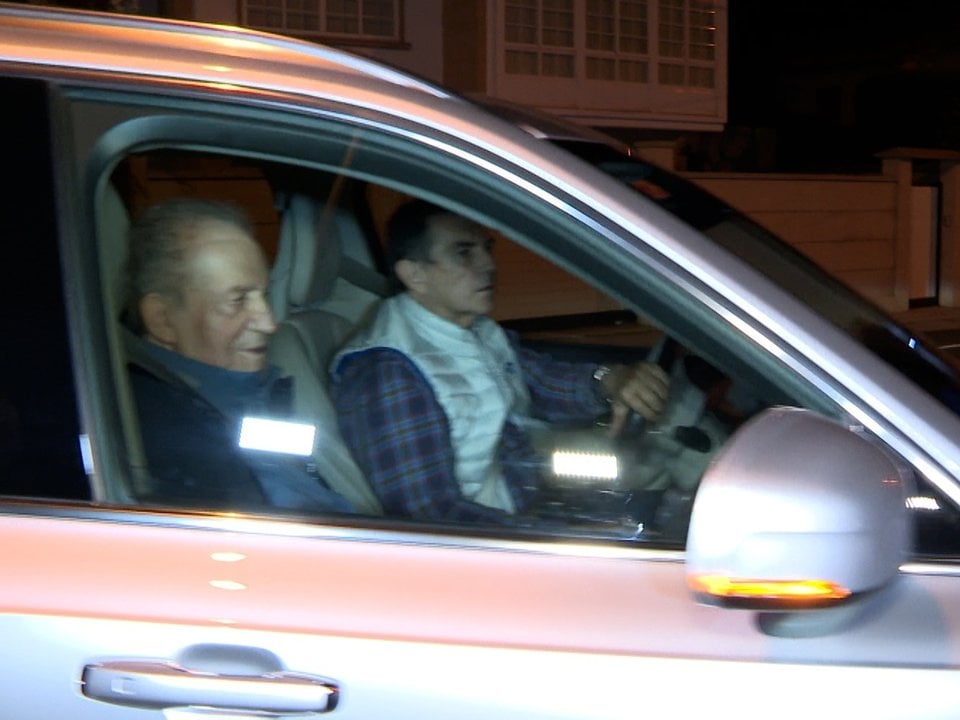 El rey Juan Carlos llega por fin a casa de Pedro Campos en Sanxenxo.