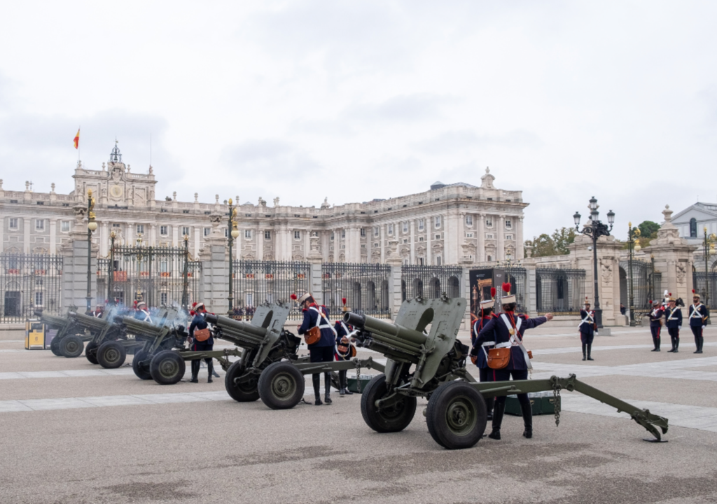 La Sección de Honores de la Batería Real dispara una salva de cañón mientras la princesa de Asturias jura la Constitución en el Congreso de los Diputados
