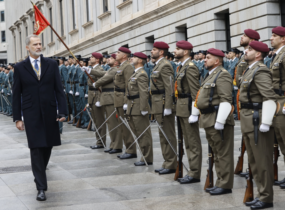 Felipe VI pasando revista a las tropas a las puertas del Congreso de los Diputados.