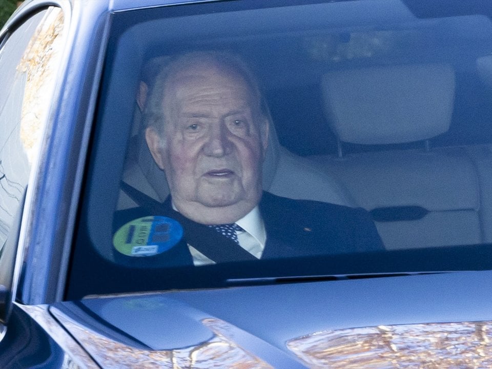 El Rey Juan Carlos sale del aeropuerto de Barajas minutos después de aterrizar en Madrid. Foto de archivo.