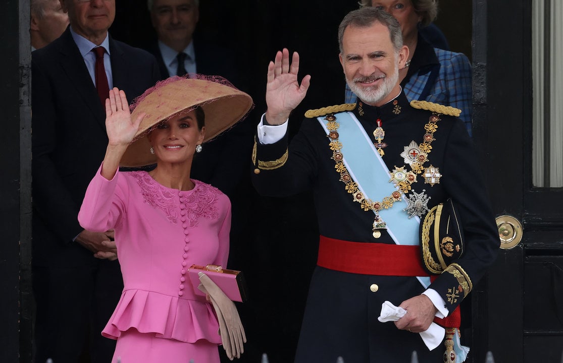 Los Reyes a su salida de la Embajada de España en Reino Unido, con
motivo de la Coronación de Carlos III en Londres. (6 de mayo de 2023). Foto: Casa Real.