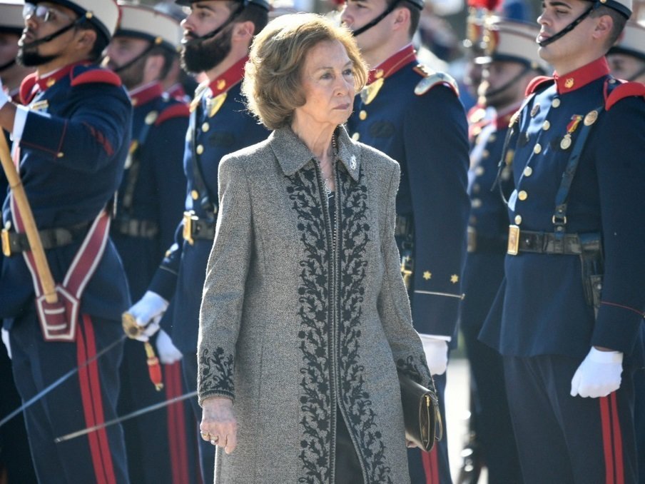 La Reina Sofía pasando revista a la Guardia Real en el 'Acuartelamiento del Rey en el Pardo.