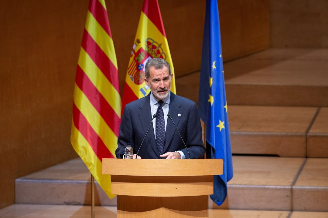 El rey Felipe VI, interviene en el acto de entrega de despachos a los 188 integrantes de la LXX promoción de la Escuela Judicial, en L’Auditori Lepant 150, a 29 de noviembre de 2021, en Barcelona, Cataluña (España).