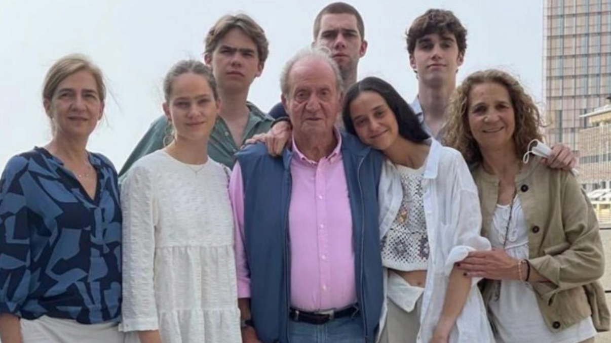 El rey Juan Carlos con sus hijas y varios de sus nietos en Abu Dabi en abril de 2022.EUROPA PRESS