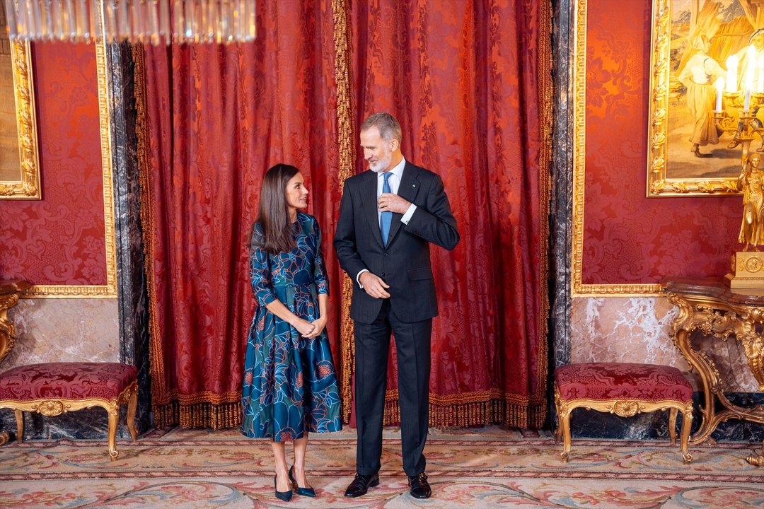 La Reina Letizia y el Rey Felipe VI llegan a recibir al presidente de la República de Guatemala