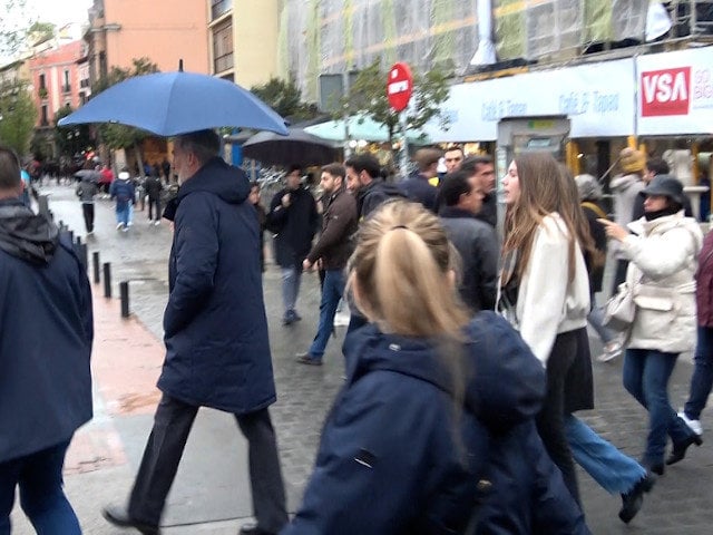 El Rey Felipe VI, la Princesa Leonor y la Infanta Sofía caminando por Madrid. - EUROPA PRESS