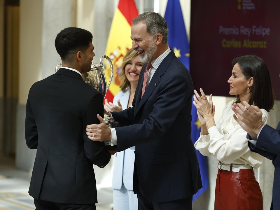 Los Reyes han entregado a Carlos Alcaraz el Premio Nacional de Deporte 2022 - EUROPA PRESS