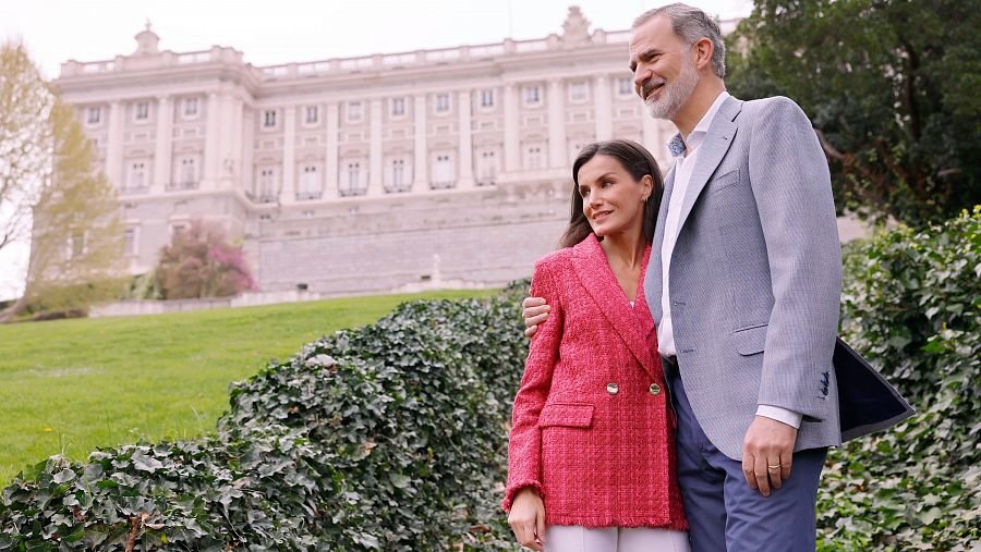 Los reyes posan por su 20 aniversario frente al Palacio Real. CASA DE S.M. EL REY