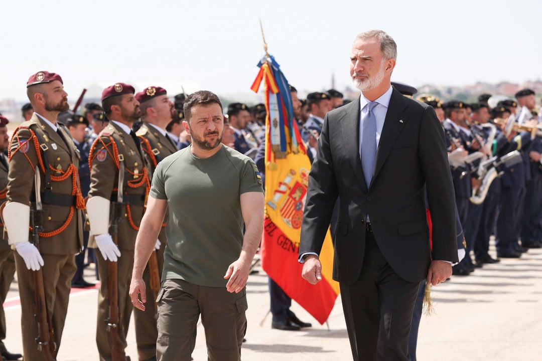 El Rey recibe al presidente de Ucrania, Volodymyr Zelenskyy, a su llegada al aeropuerto Adolfo Suárez Madrid-Barajas con motivo de su visita oficial a España. 