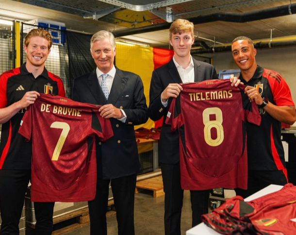 Felipe de Bélgica visita a los Diablos Rojos para apoyarles en el inicio de la Euro 2024
