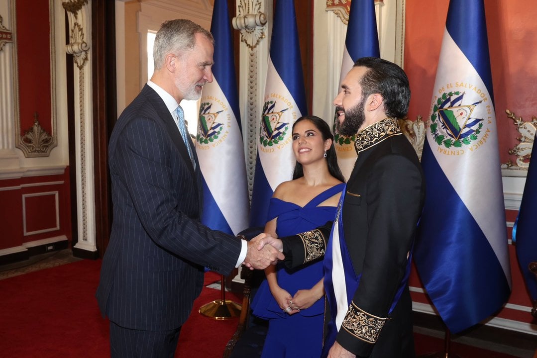 El Rey saluda al presidente constitucional de la República de El Salvador, Nayib Bukele, tras asistir a la ceremonia de Investidura Presidencial