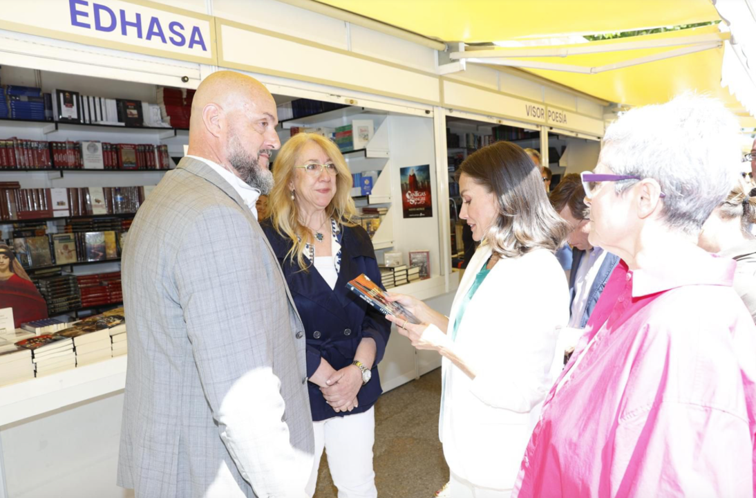 La reina Letizia en la Feria del Libro con el ejemplar junto a Pepa Sastre y Miguel Ángel Cienfuegos. Foto: Edhasa.