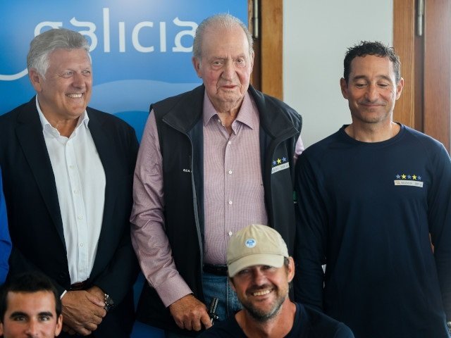 El Rey Juan Carlos durante la entrega de trofeos de la regata Turismo de Galicia donde el 'Bribón'. - EUROPA PRESS