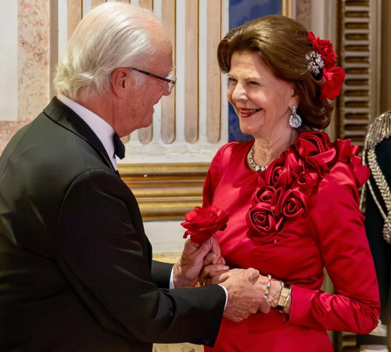 Carlos Gustavo de Suecia sorprendió a la reina Silvia con una flor roja para celebrar su 80 cumpleaños