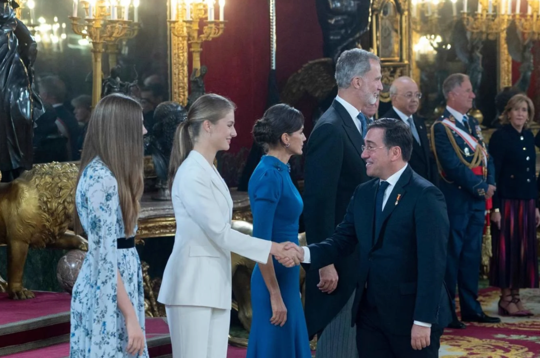 La princesa Leonor saluda a José Manuel Albares, ministro de Asuntos Exteriores (Foto: A.Ortega.POOL / Europa Press).