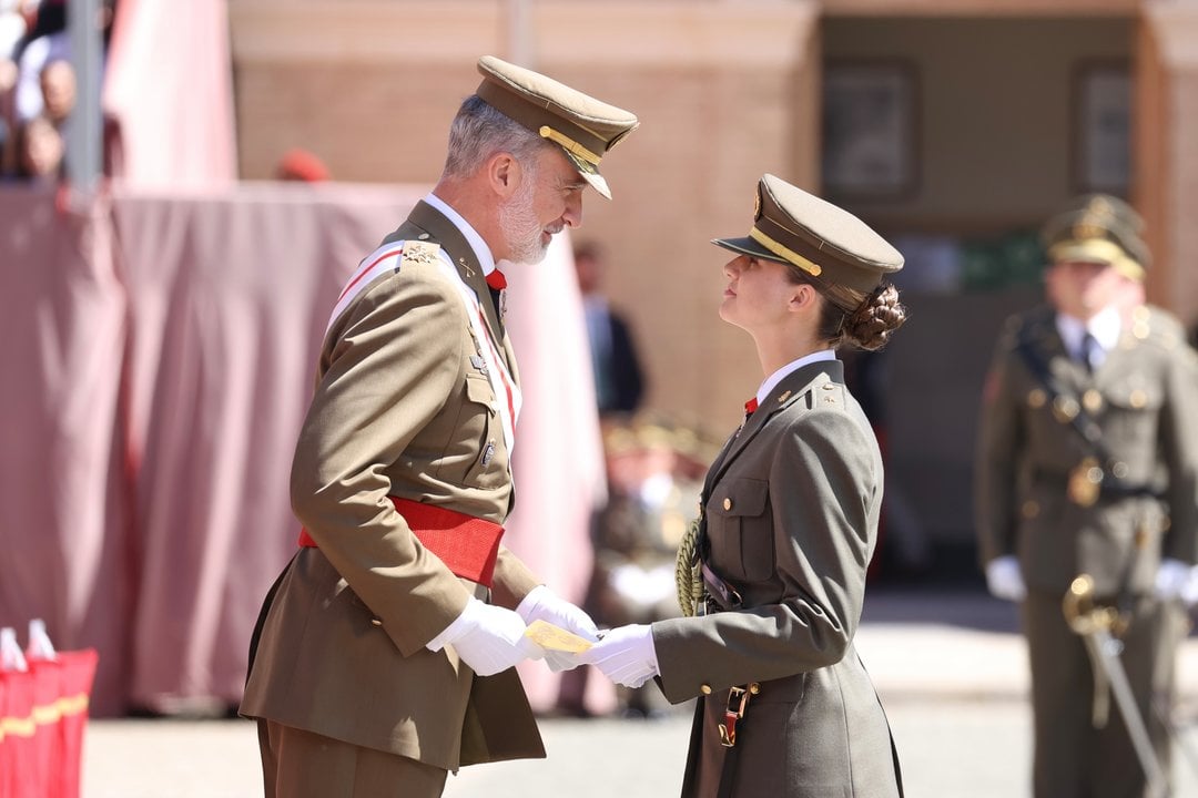 El Rey entrega a la Princesa de Asturias el nombramiento de dama alférez cadete del Ejército de Tierra y le impone la Gran Cruz del Mérito Militar con distintivo blanco. 
