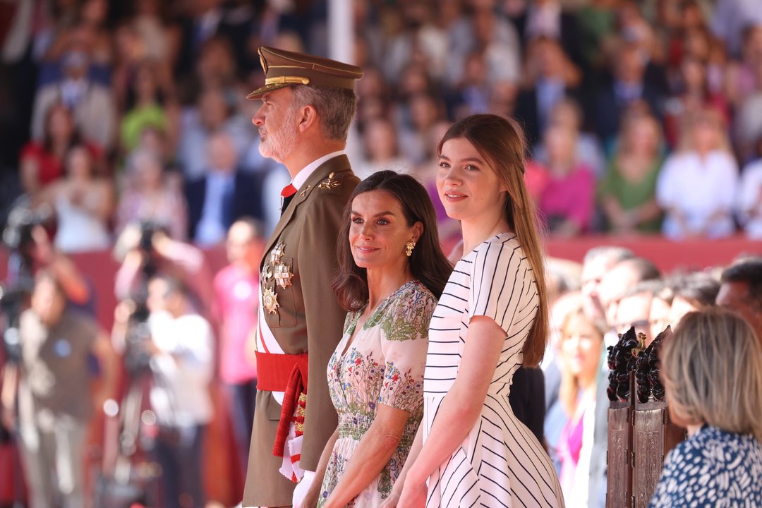 Los Reyes y la Infanta Sofía presiden la entrega de Reales Despachos de empleo y nombramientos a los nuevos oficiales del Ejército de Tierra y de la Guardia Civil en la Academia General Militar de Zaragoza. 