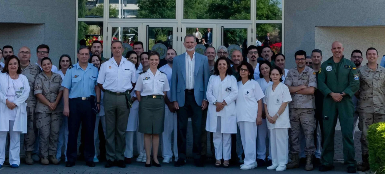 El rey Felipe, con el personal del Centro de Instrucción de Medicina Aeroespacial.