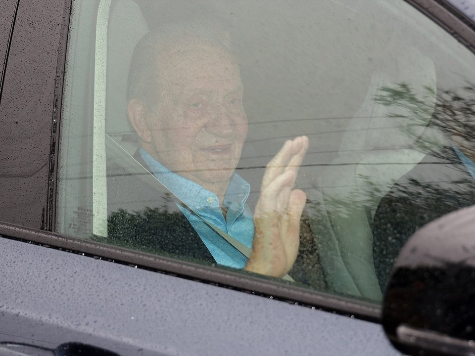 El Rey Juan Carlos, saludando a su llegada a la casa de Pedro Campos en Sanxenxo este martes 9 de julio - Europa Press.