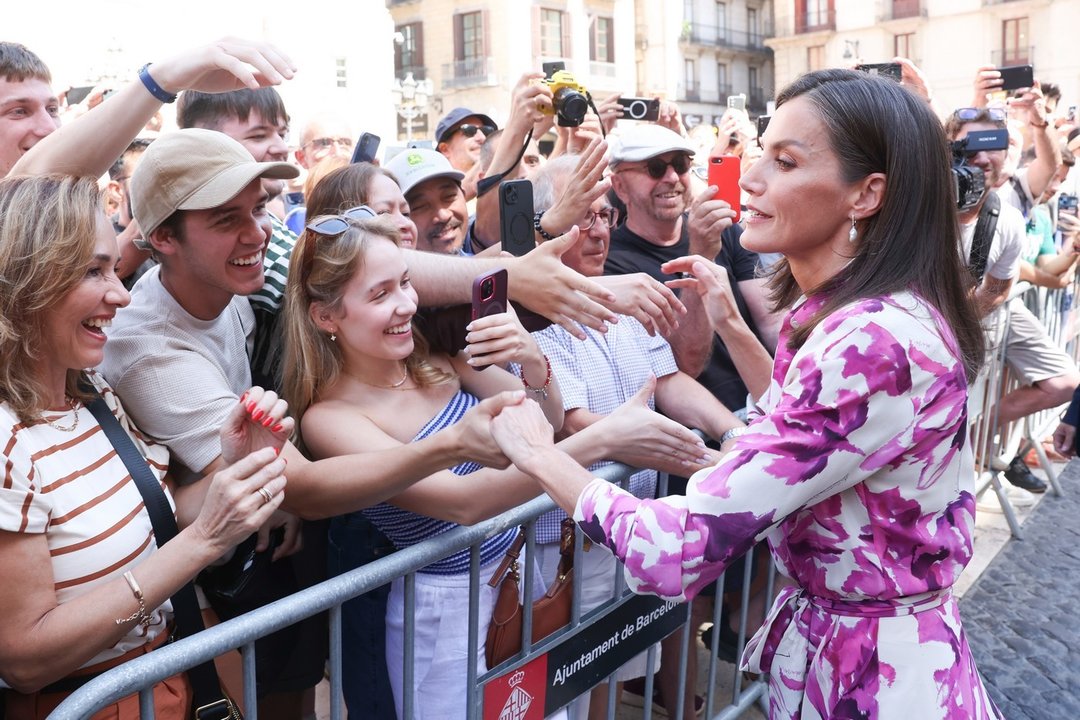 Doña Letizia es saludada por las personas que se congregaron a las puertas del Ayuntamiento de Barcelona. © Casa de S.M. El Rey