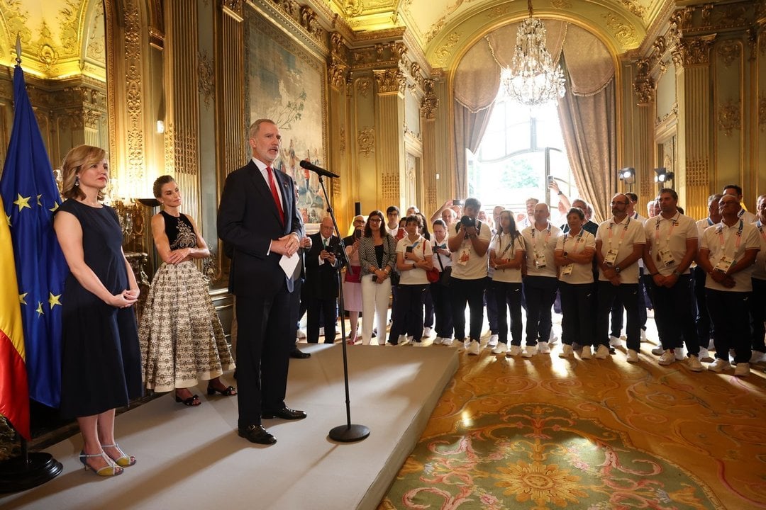 Los Reyes reciben al equipo olímpico en la embajada de España en París.