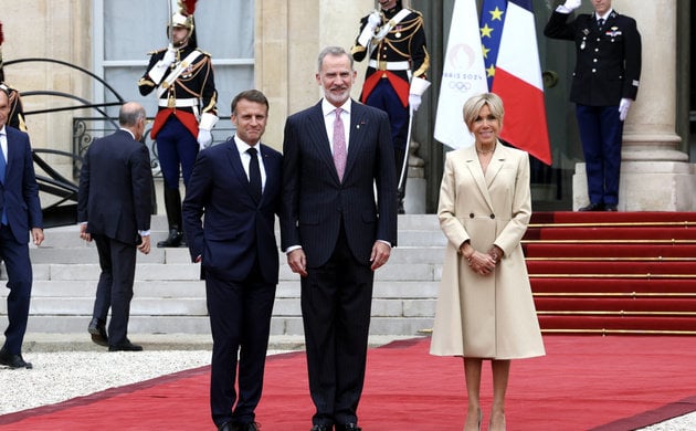 El rey Felipe en el encuentro con Macron y su mujer en la recepción previa a la inauguración de los Juegos Olímpicos.