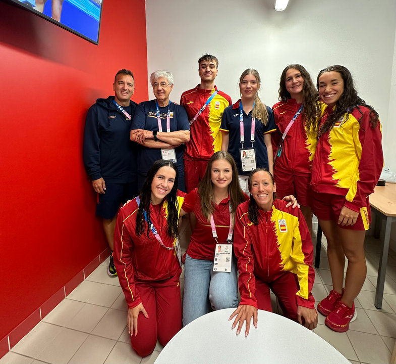 La Princesa de Asturias y la Infanta Sofía saludan a miembros del equipo olímpico de natación español tras su entrenamiento. Foto: X Casa de S.M. el Rey.