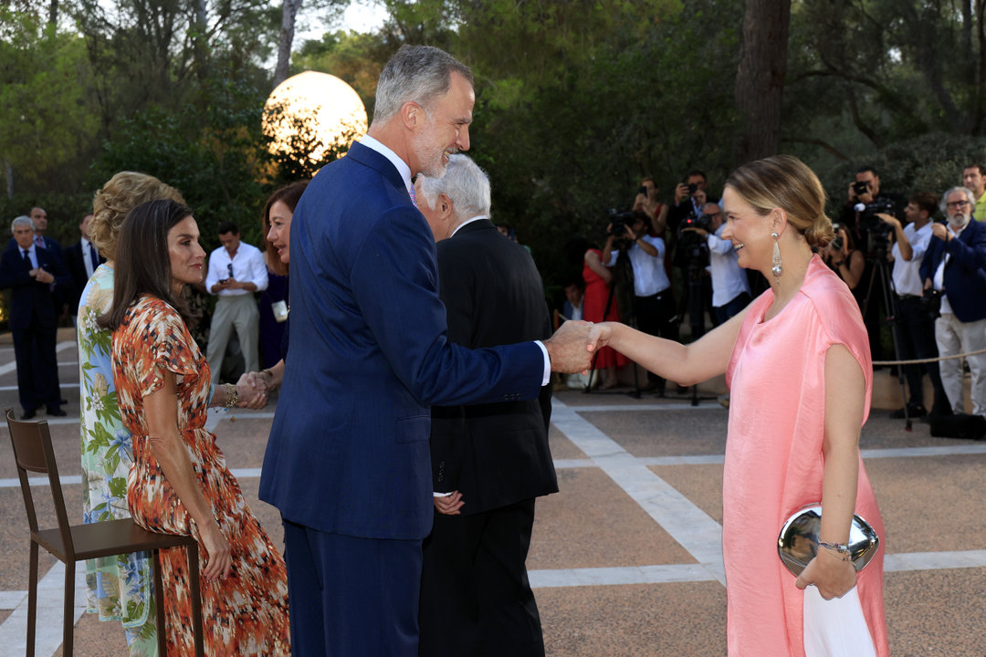 Su Majestad el Rey recibe el saludo de la presidenta de la Illes Balears, Margarita Prohens. A su lado se ve a doña Letizia apoyada en el taburete. © Casa de S.M. el Rey.