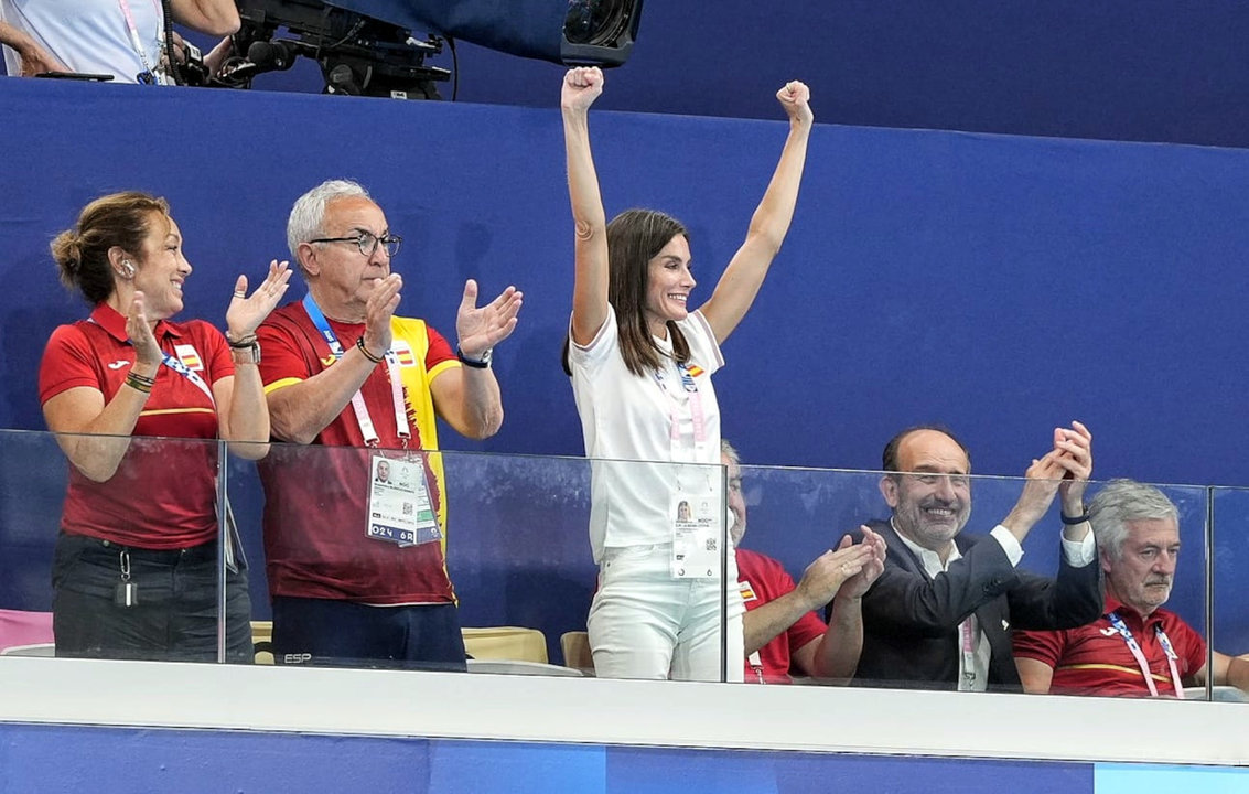 La Reina Letizia durante el partido de waterpolo femenino entre las selecciones de España y Grecia. © Casa de S.M. el Rey.