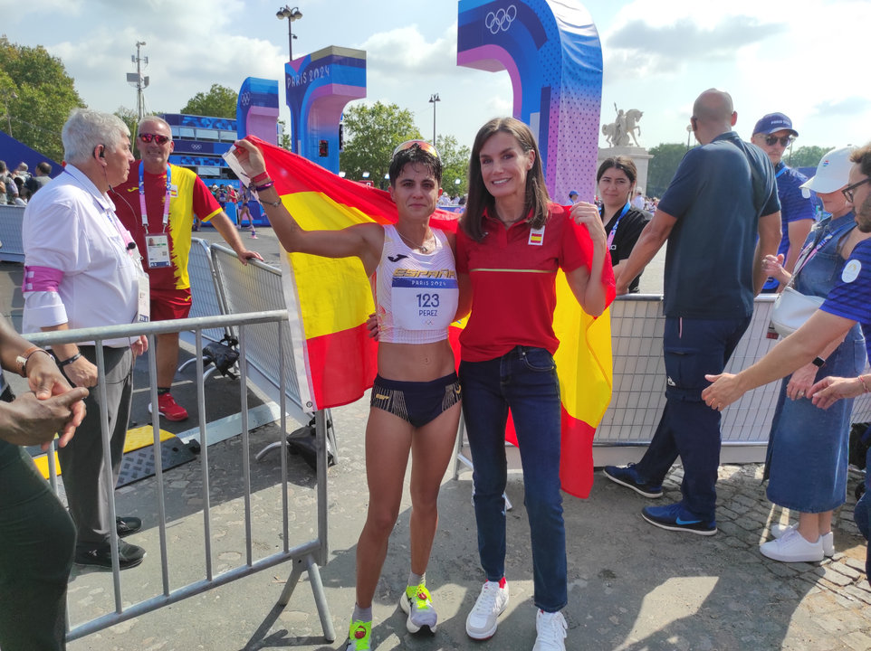 Su Majestad la Reina junto a la atleta española María Pérez, medalla de plata en 20 km marcha femenino. Plaza del Trocadero. Paris. © Casa de S.M. el Rey.