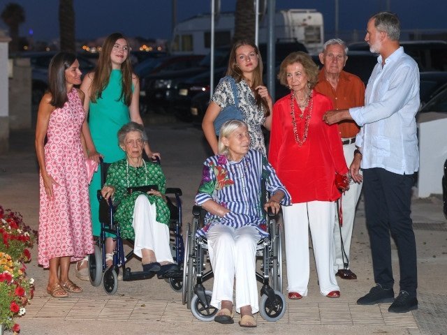 Los Reyes Felipe y Letizia disfrutan de una cena con sus hijas, la Reina Sofía, la Princesa Irene de Grecia y el matrimonio Radziwill Fruchaud. Europa Press Reportajes.