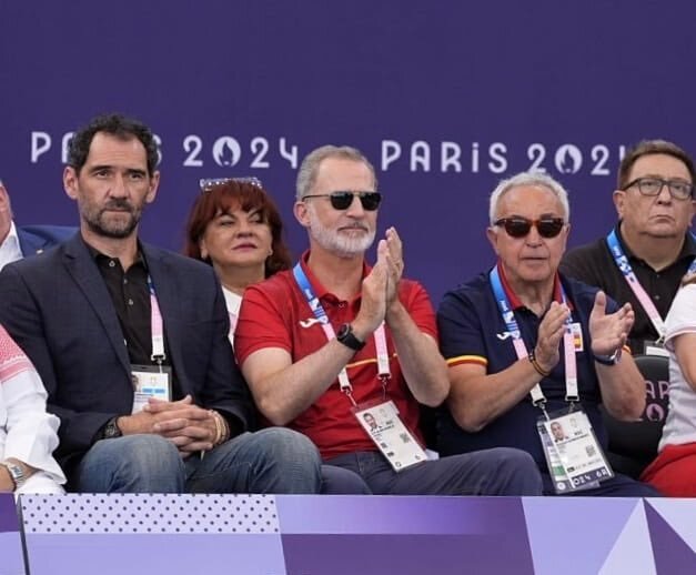 Su Majestad el Rey con la ministra de Educación, Pilar Alegría; el presidente del COE, Alejandro Blanco, y el presidente de FIBA Europa, Jorge Garbajosa, aplauden al combinado español en los juegos olímpicos de París 2024, a 5 de agosto de 2024, en París (Francia). (Foto: Casa de S.M. el Rey)