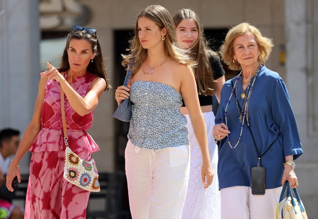 La Reina Letizia, la Reina Sofía, la Princesa Leonor y la infanta Sofía pasean por la plaza mayor, a 6 de agosto de 2024, en Palma de Mallorca (Islas Baleares, España)  (Foto: Raúl Terrel / Europa Press)