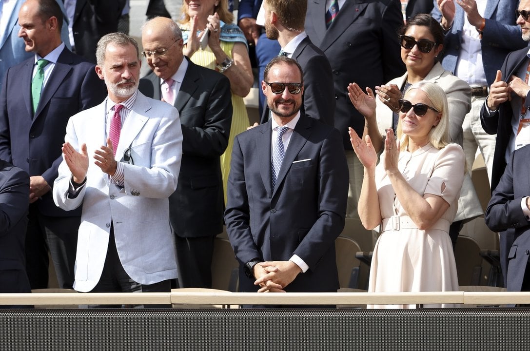 King Felipe VI of Spain, Crown Prince Haakon of Norway and Mette-Marit, Crown Princess of Norway during the trophy ceremony following the men's final during day 15 of Roland-Garros 2022, French Open 2022, second Grand Slam tennis tournament of the season on June 5, 2022 at Roland-Garros stadium in Paris, France - Photo Jean. (Foto: AFP7 / Europa Press - Only For Use In Spain)