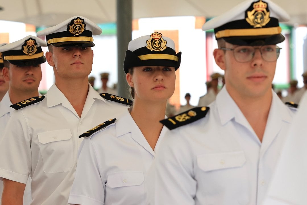 La Princesa de Asturias, junto a otros compañeros de la Escuela Naval Militar de Marín, ha recibido la insignia como alumna distinguida a propuesta de la Academia General Militar de Zaragoza, donde completó con éxito el curso pasado.