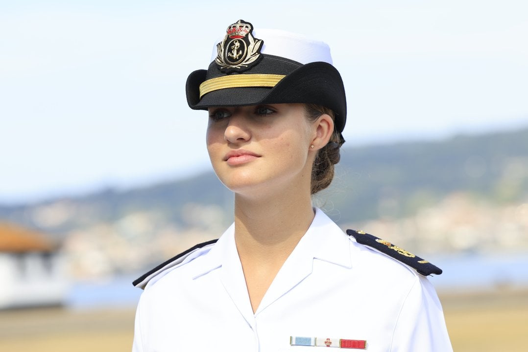 La Princesa de Asturias, junto a otros compañeros de la Escuela Naval Militar de Marín, ha recibido la insignia como alumna distinguida a propuesta de la Academia General Militar de Zaragoza, donde completó con éxito el curso pasado.