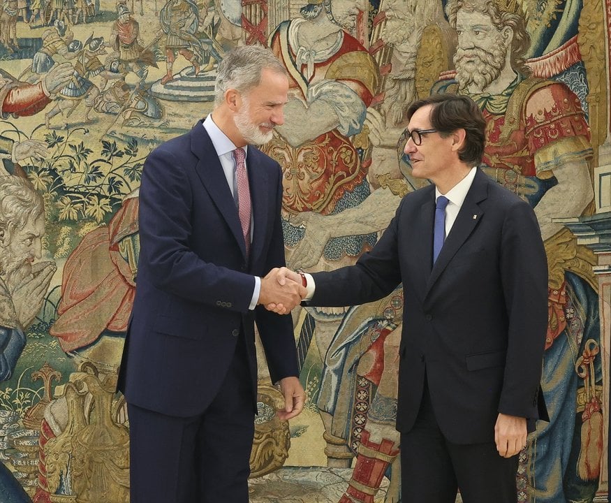 El Rey Felipe VI (i) recibe en audiencia al presidente de la Generalitat de Cataluña, Salvador Illa Roca (d), en el Palacio de La Zarzuela, a 18 de septiembre de 2024, en Madrid (España). - Marta Fernández Jara - Europa Press