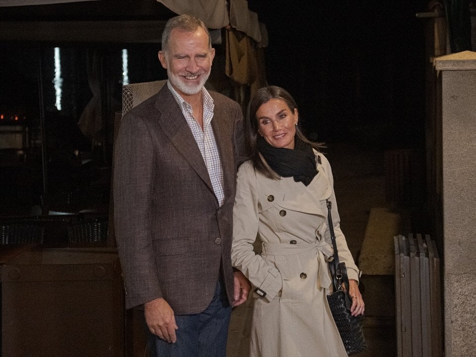 El Rey Felipe VI y la Reina Letizia a su salida del restaurante O’Peirao, a 27 de septiembre de 2024, en Combarro, Pontevedra,- Elena Fernández. Europa Press.