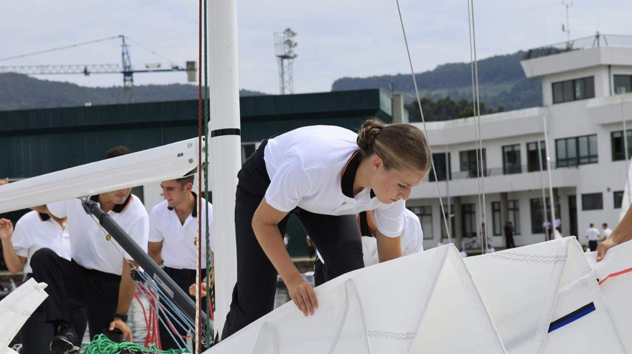 La princesa Leonor realiza su primera salida a la mar en instrucción en la Escuela Naval Militar de Marín.