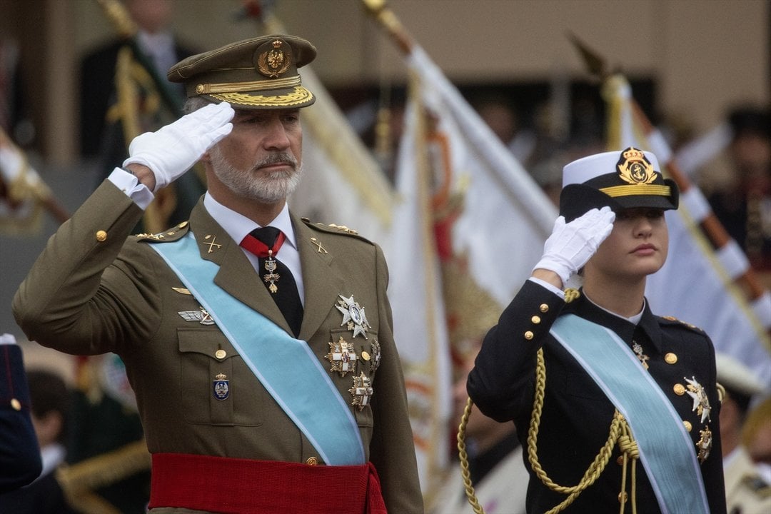 El Rey Felipe VI y la princesa Leonor durante el acto solemne de homenaje a la Bandera Nacional y desfile militar por el 12 de octubre, Día de la Hispanidad, en la Plaza de Cánovas del Castillo, a 12 de octubre de 2024, en Madrid (España). - Alejandro Martínez Vélez - Europa Press