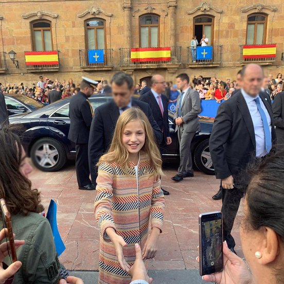 La Princesa Leonor saludando en Oviedo