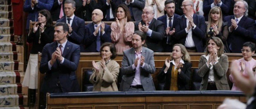 Pablo Iglesias aplaude al rey entre otros miembros del Gobierno.