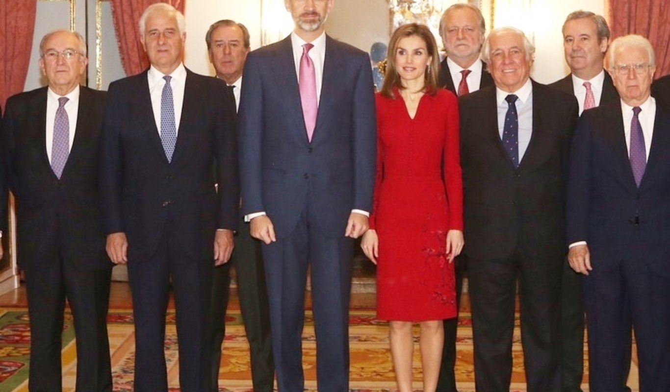 Los reyes, con los miembros de la Diputación Permanente y Consejo de la Grandeza de España.