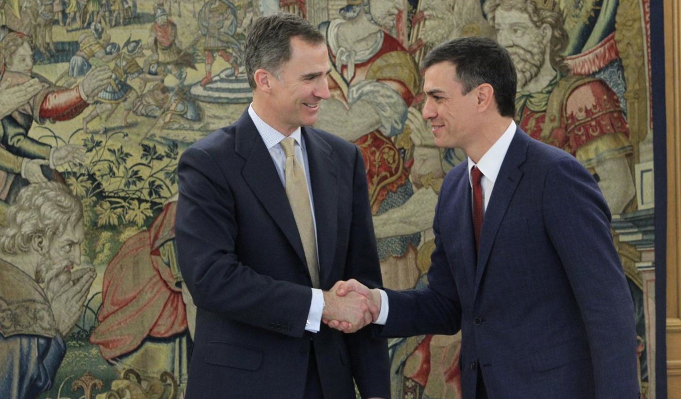 Felipe VI saluda a Pedro Sánchez en una ronda de consultas.