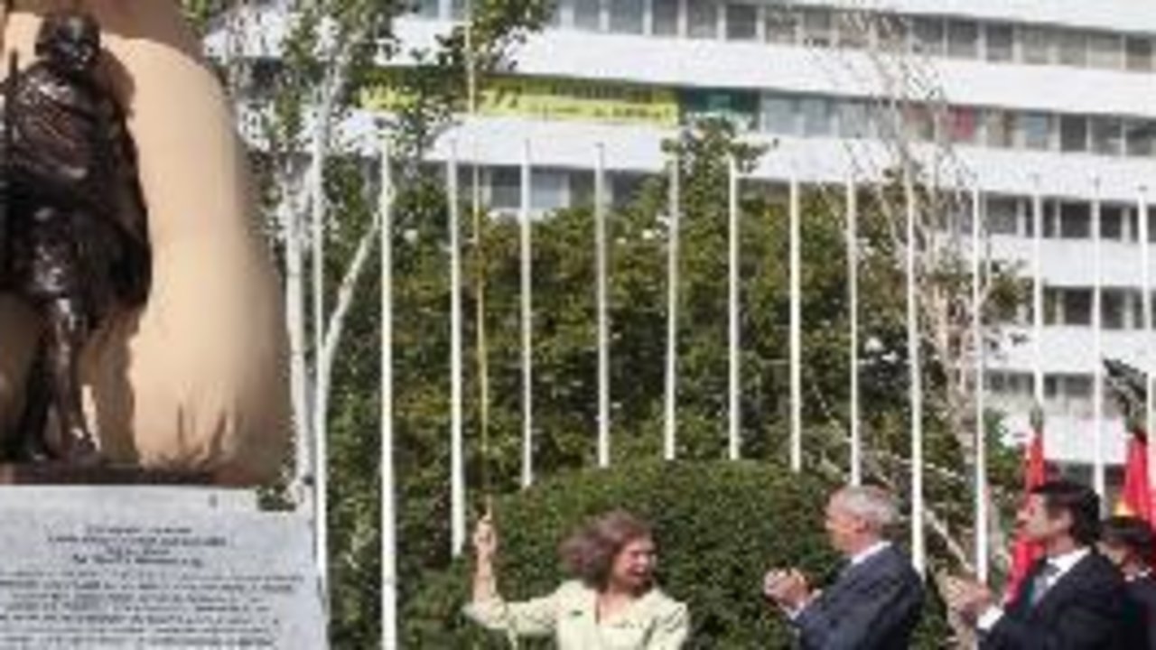 La reina, descubriendo la estatua de Gandhi en Madrid