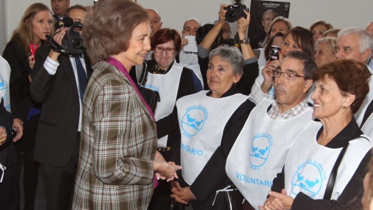 Doña Sofía saludando a varios voluntarios durante el acto de inauguración del nuevo almacén