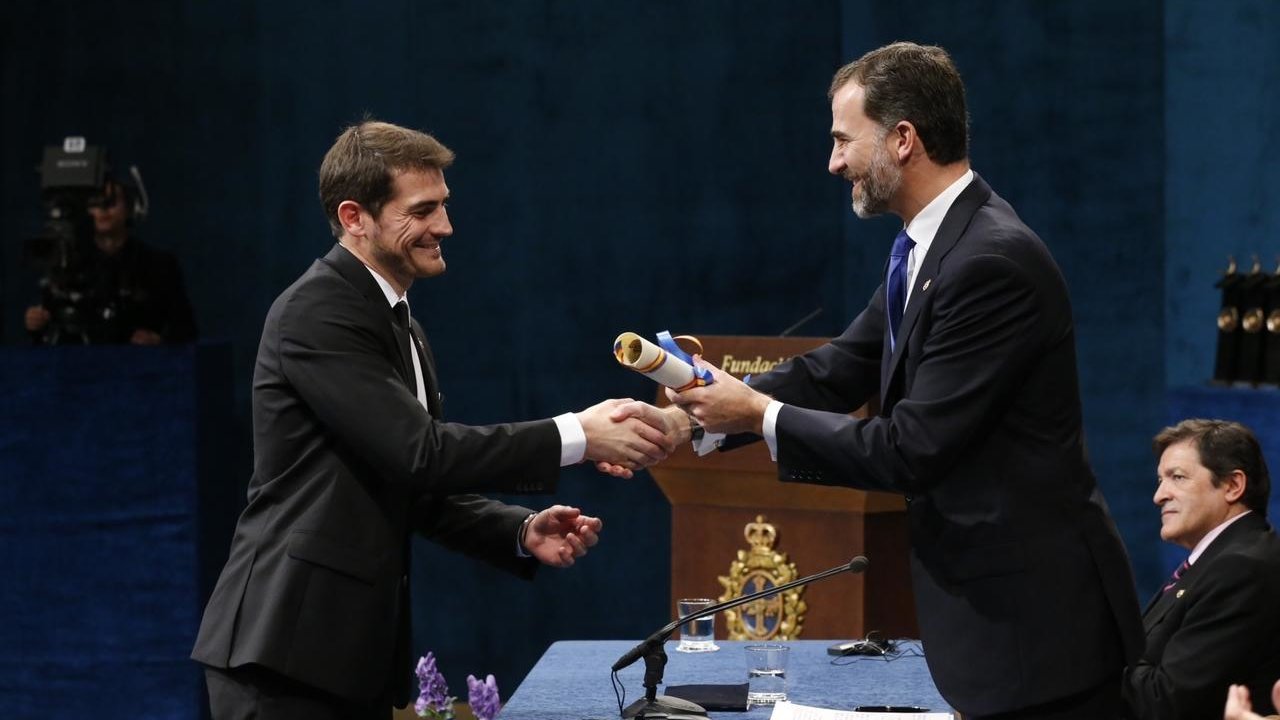 El príncipe Felipe e Iker Casillas, en una edición pasada de los premios 
