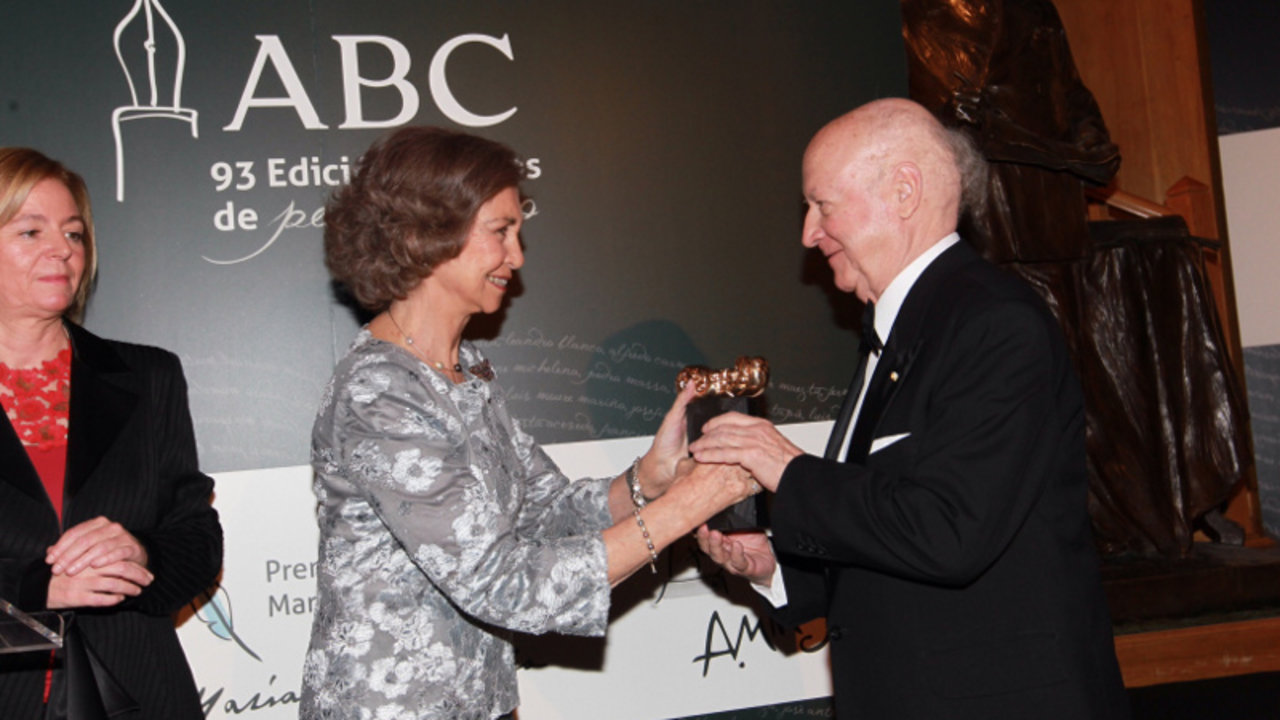 La reina Sofía entrega el premio 'Mariano de Cavia' a Jorge Edwards.
